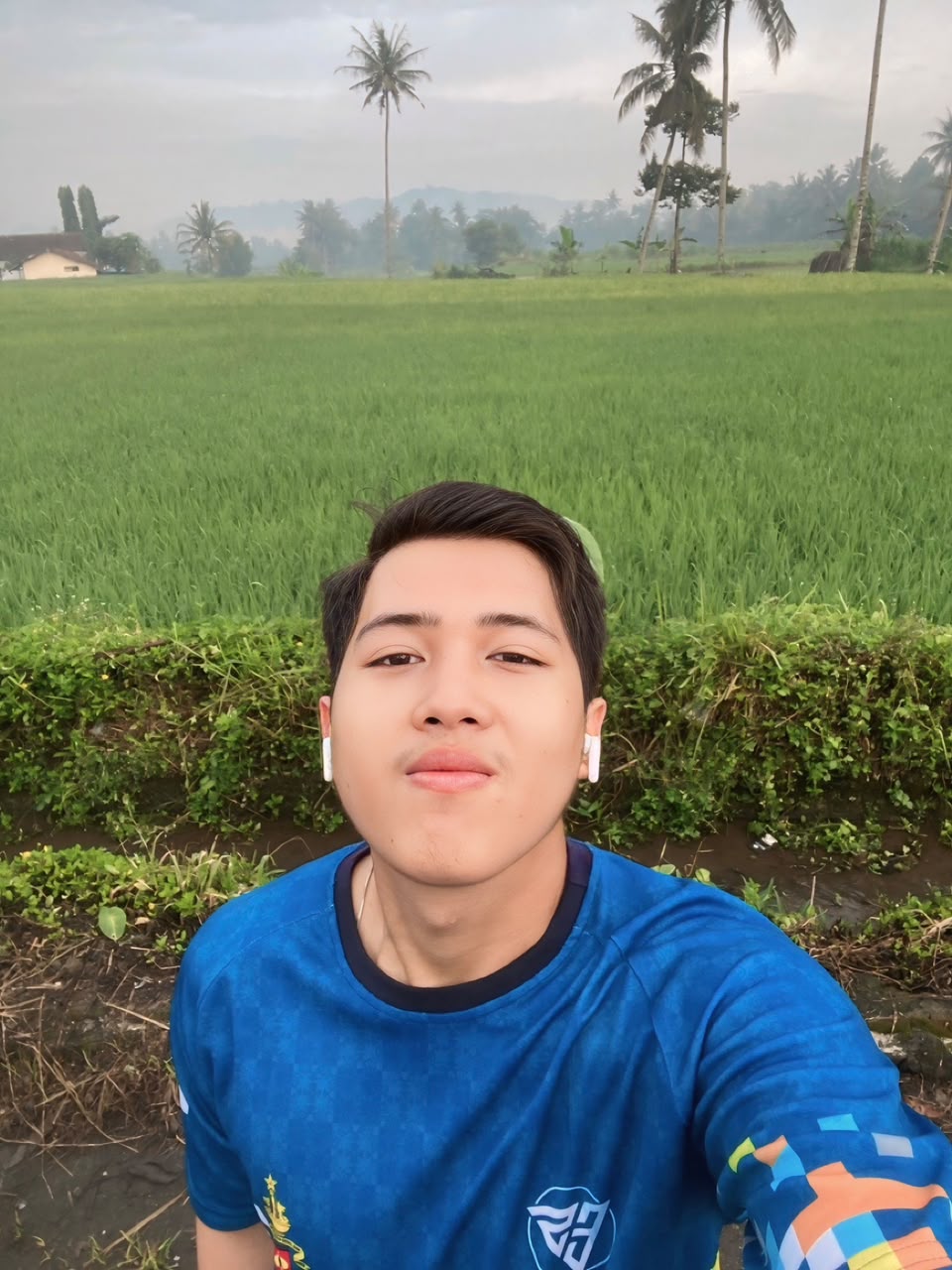 Reyhan berswafoto di depan hamparan sawah