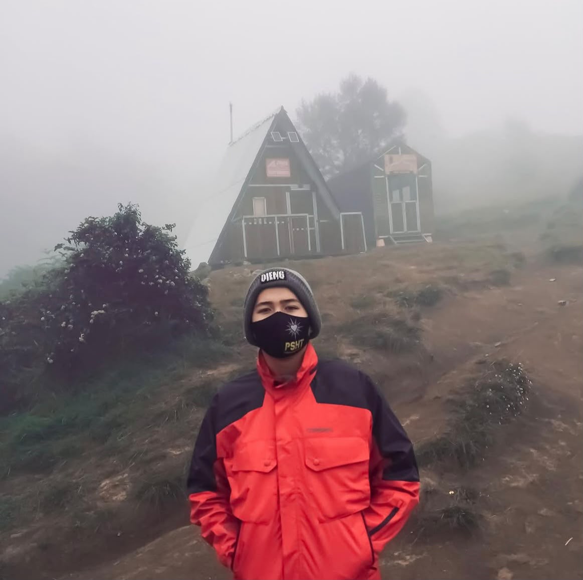 Reyhan di depan shelter Dieng yang berkabut