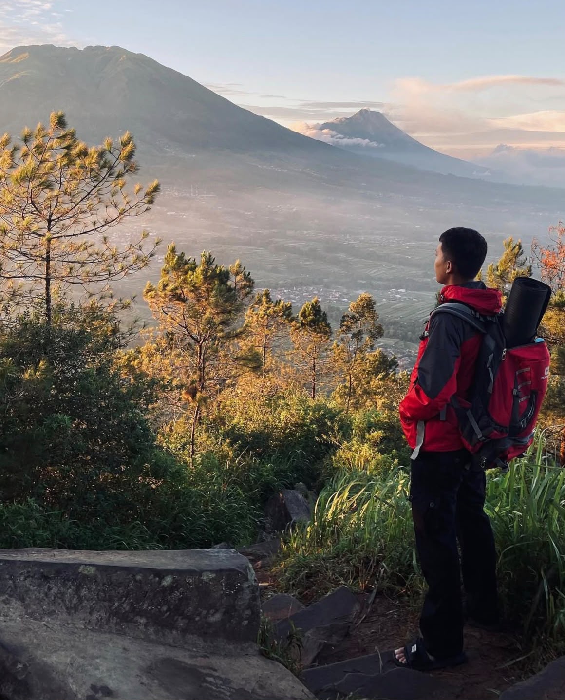 Reyhan memandangi Gunung Sumbing dan Sindoro saat mendaki